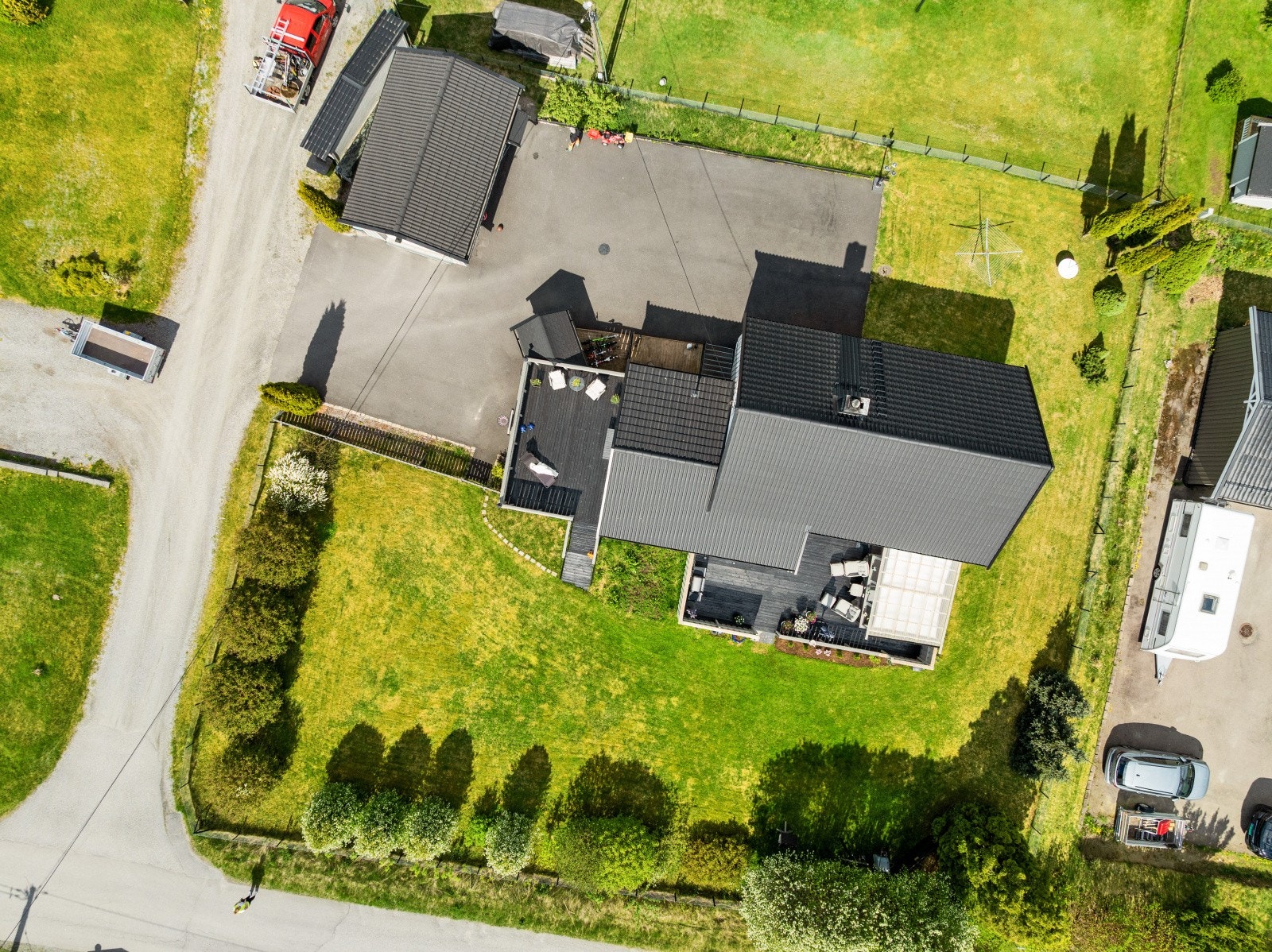 Tomten er flat, pent opparbeidet og byr på fine plenarealer samt variert beplantning. Deler av tomten er inngjerdet, noe som skaper et hyggelig og skjermet uteområde. Galleribilde