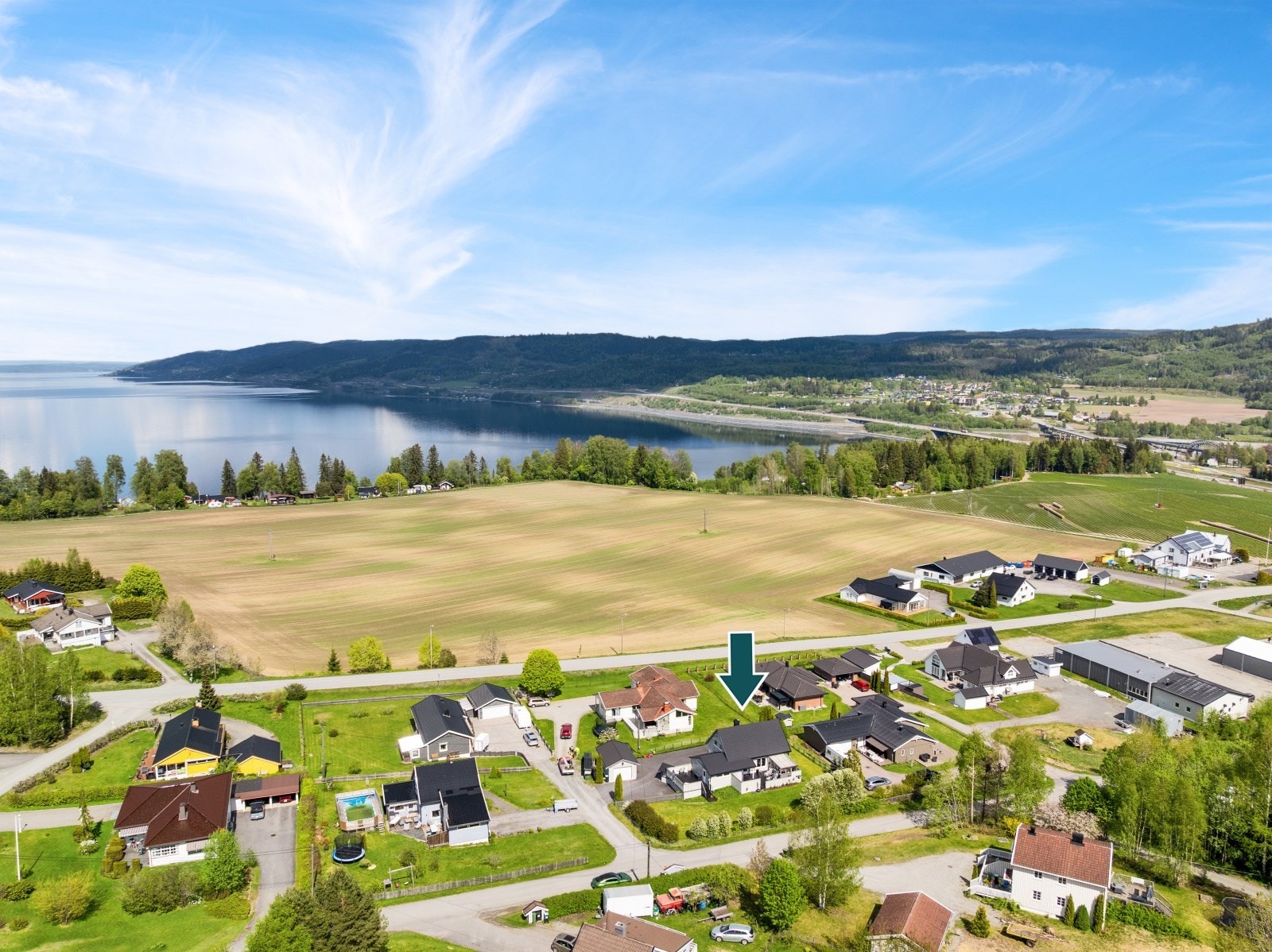 Eiendommen ligger i et rolig og veletablert boligområde med kort avstand til vakre Mjøsa og flotte rekreasjonsmuligheter. Galleribilde
