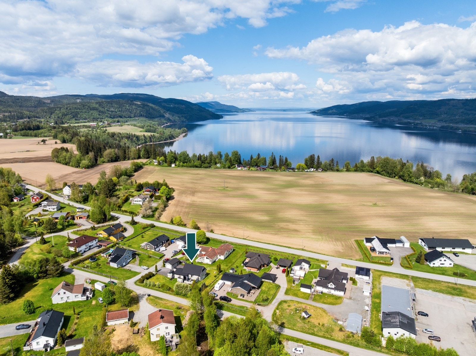 Nærområdet preges av et landlig og åpent landskap med flotte omgivelser. Velkommen til en hyggelig visning! Galleribilde