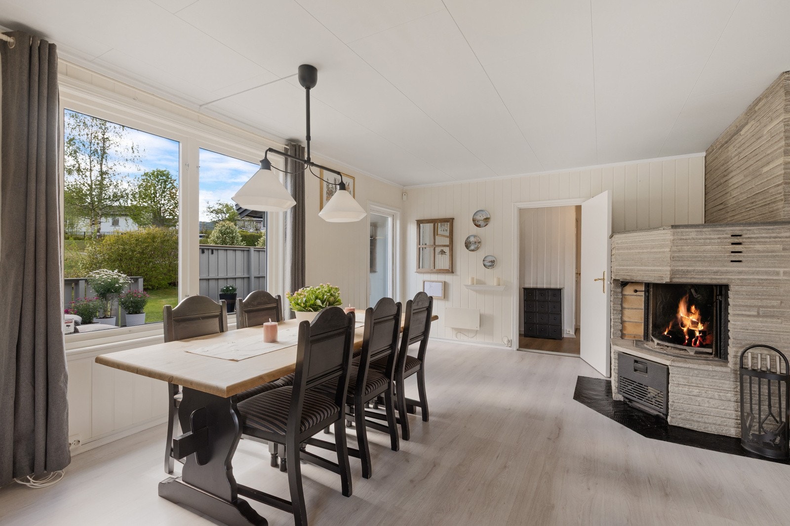 Fra stuen er det direkte utgang til en stor terrasse på cirka 49 m². Galleribilde