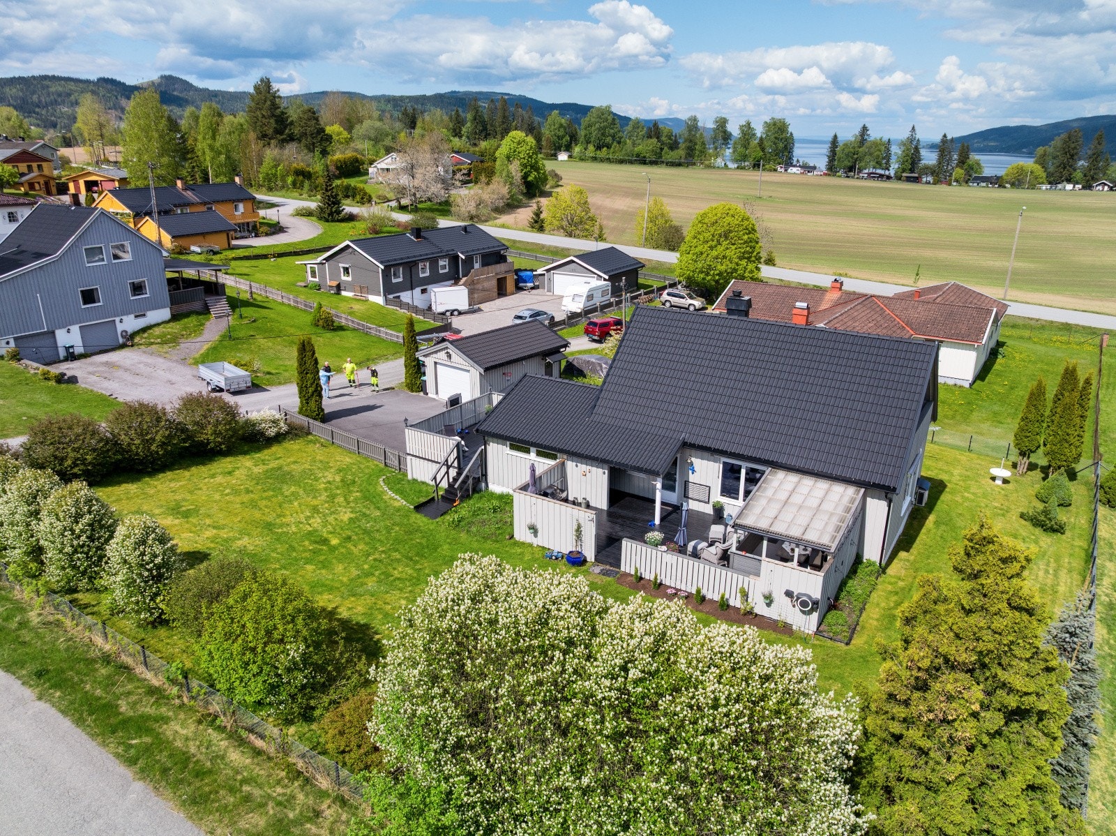 Eiendommen har en nydelig og romslig tomt, hvor store deler er inngjerdet og gir et skjermet og trivelig uteområde. Galleribilde