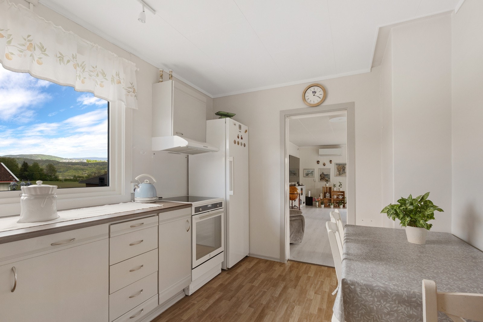 Kjøkkenet har malt innredning og plass til spisebord. Vinduet ble skiftet i 2022. Kjøkkenventilator med avtrekk ut på vegg. Fra kjøkkenet er det åpen tilknytning til stuen. Frittstående komfyr og kjøleskap medfølger. Galleribilde