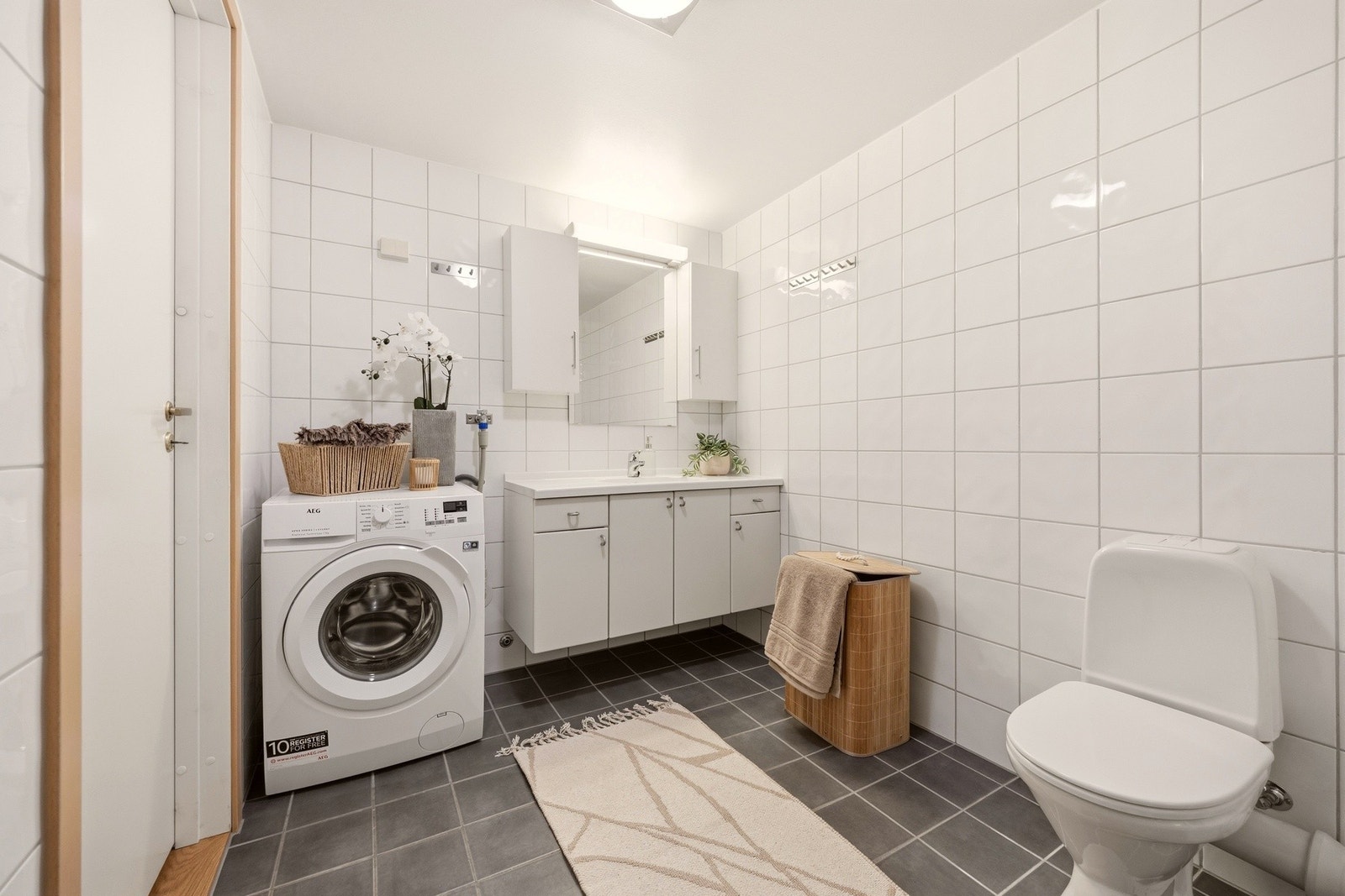 Badet er romslig og inneholder alt man trenger i hverdagen. Galleribilde