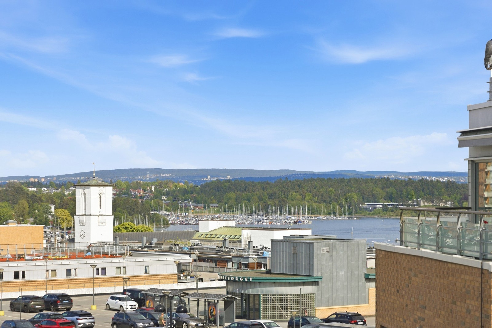 Leiligheten har meget sentral beliggenhet i Sandvika sentrum - med egen inngang! Galleribilde