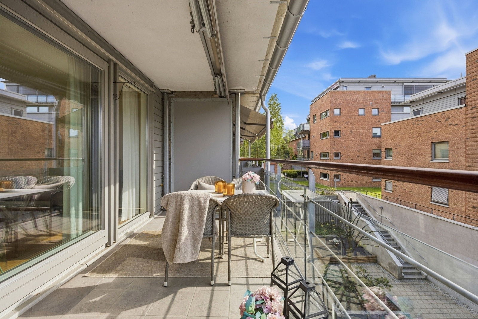 Balkongen fungerer som en forlengelse av stuen i sommerhalvåret. Galleribilde