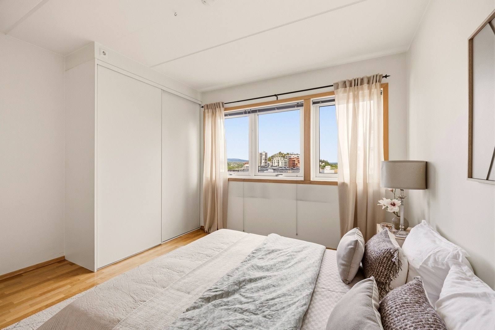 Hovedsoverommet er innredet med et praktisk innebygd skyvedørsgarderobe som gir gode oppbevaringsmuligheter. Galleribilde