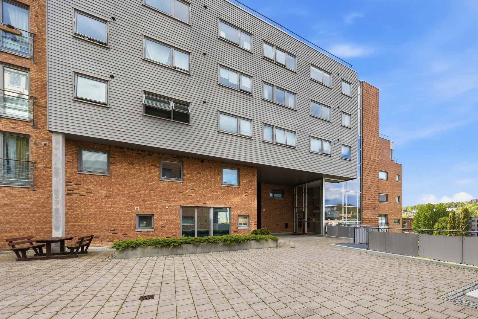 Adkomst gjøres via felles trappegang med heis og callinganlegg. Galleribilde