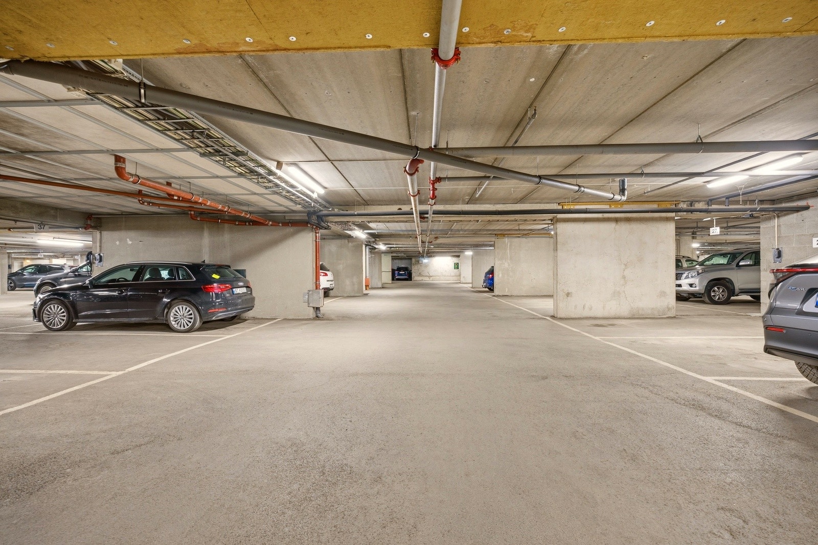 Det medfølger egen parkeringsplass i felles garasjeanlegg med elbillader. Galleribilde