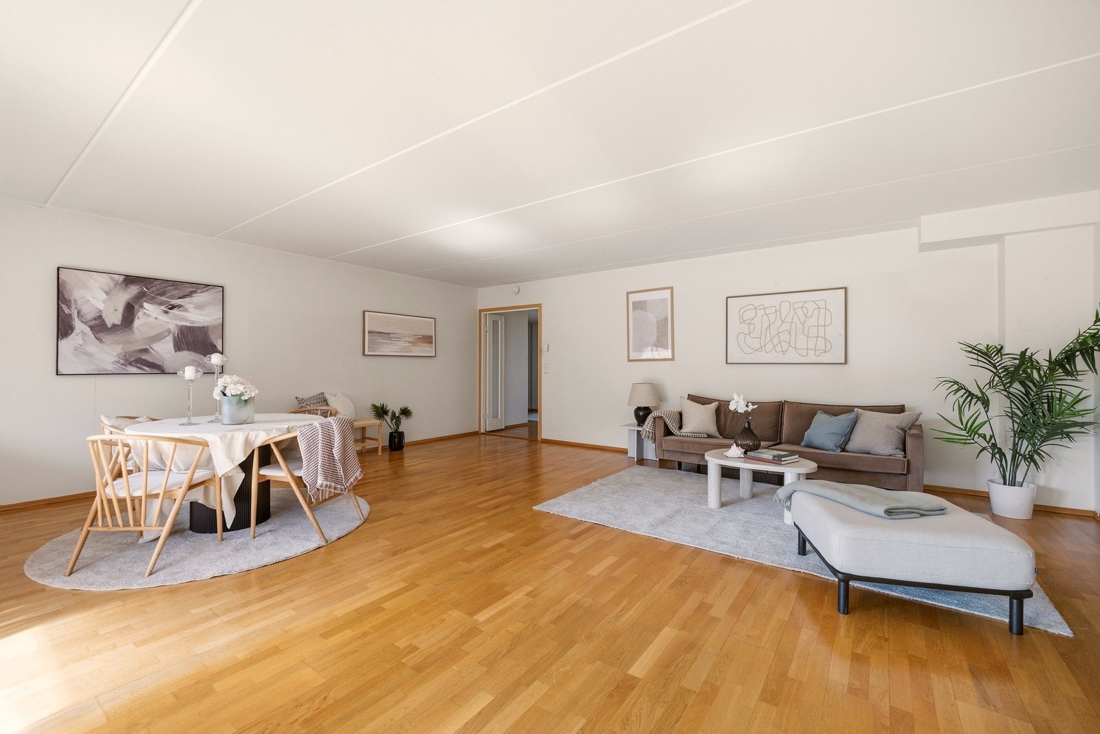 Romslig stue med naturlige soner for både sofagruppe og spiseplass. Galleribilde