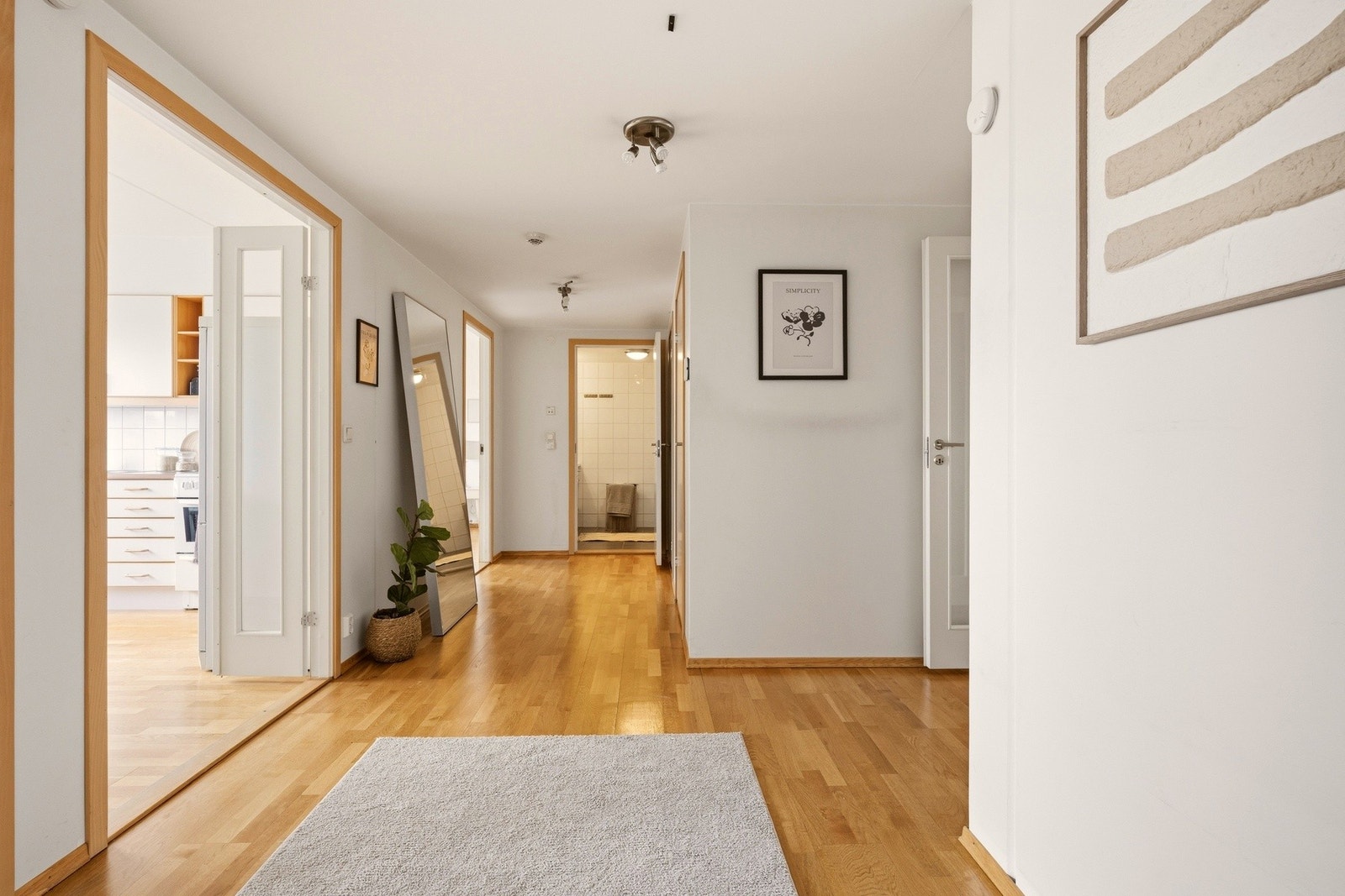 Velkommen hjem! Leiligheten har en stor entré med et praktisk garderobeskap. Galleribilde