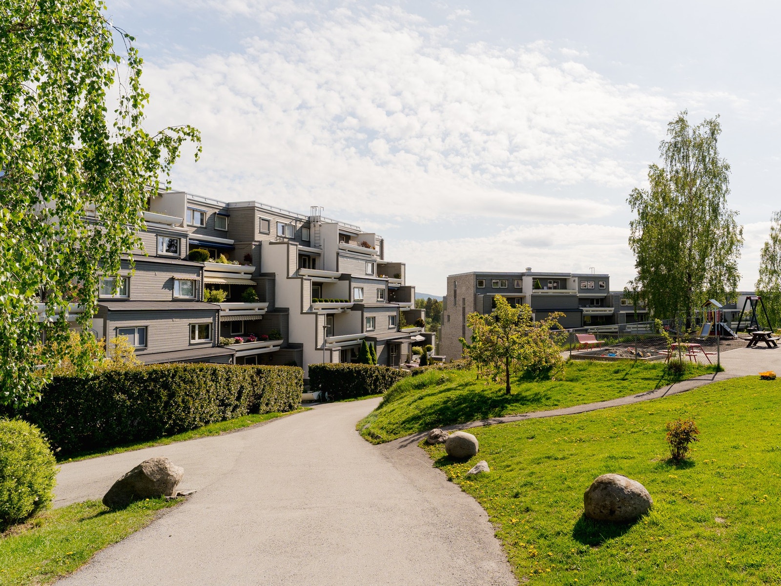 Fra boligen er det gangavstand til flotte friluftsområder, offentlig kommunikasjon, dagligvarehandel, skoler, barnehager, samt et rikt utvalg av servicetilbud og fasiliteter. Galleribilde