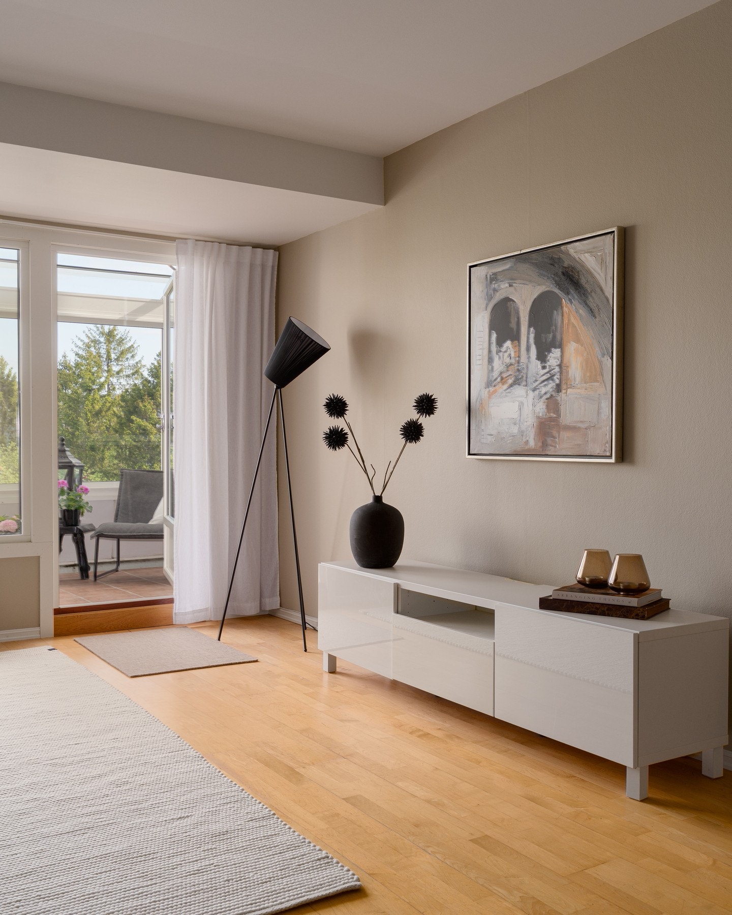 Store vindusflater slipper inn rikelig med naturlig lys og gir rommet et åpent og luftig preg. Galleribilde