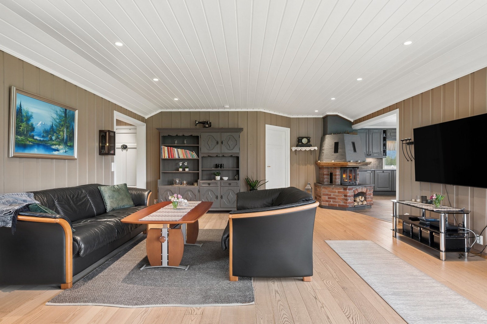 Stuen har fin plass til sofagruppe og annet møblement. Galleribilde