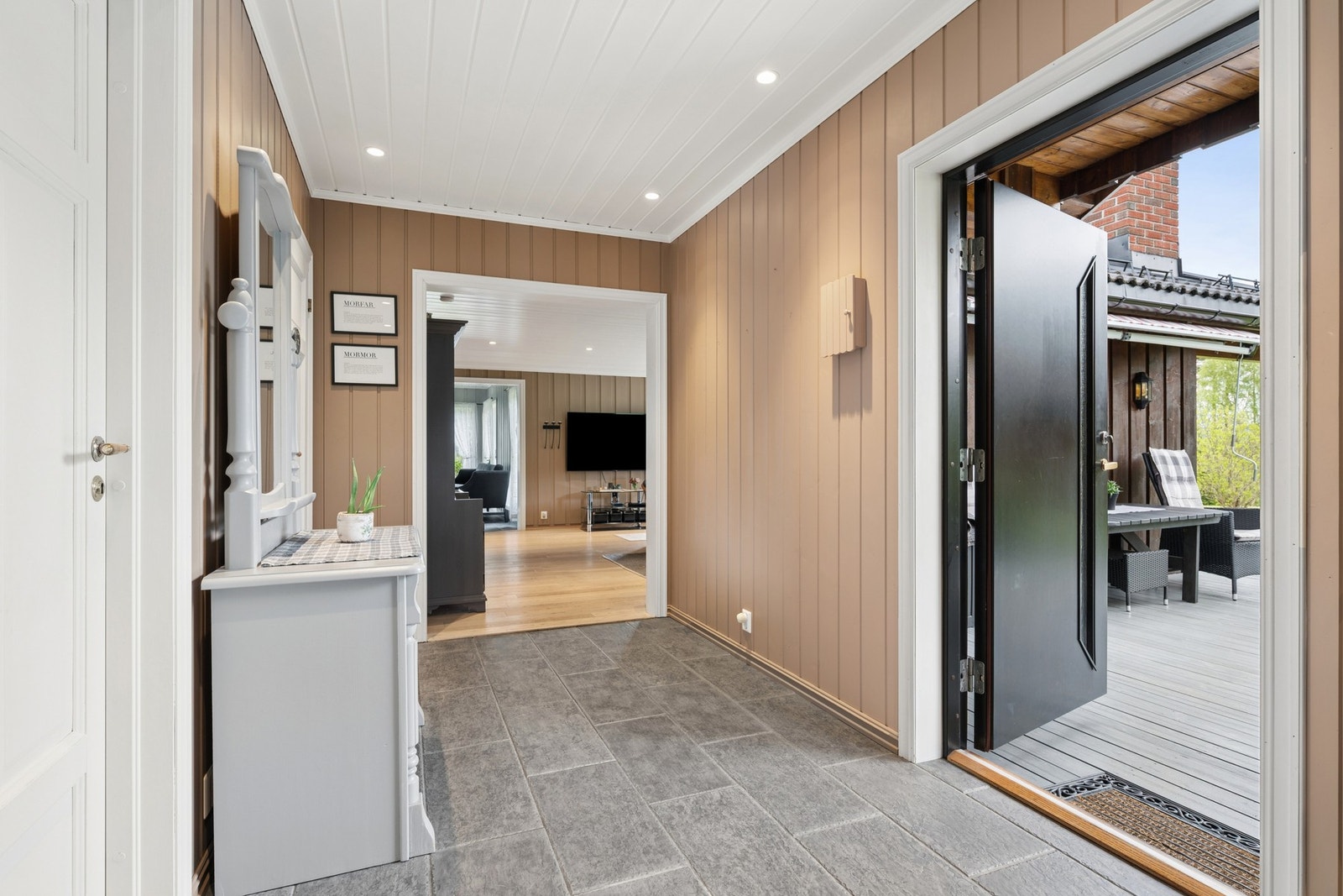 Entréen er luftig og har god plass til å hensette sko og yttertøy. Galleribilde