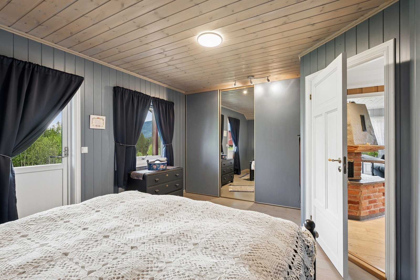 Utgang til terrasse og hage områdene fra dette soverommet. Galleribilde