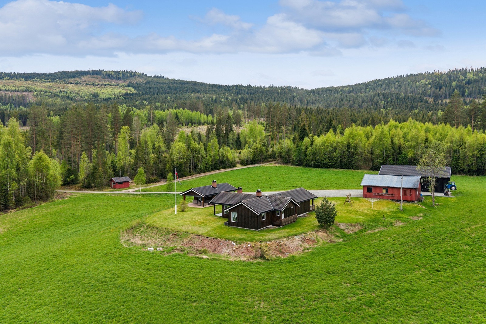 Eiendommen omfatter ca. 30,7 mål fulldyrket jord og ca. 24,4 mål produktiv skog. Galleribilde