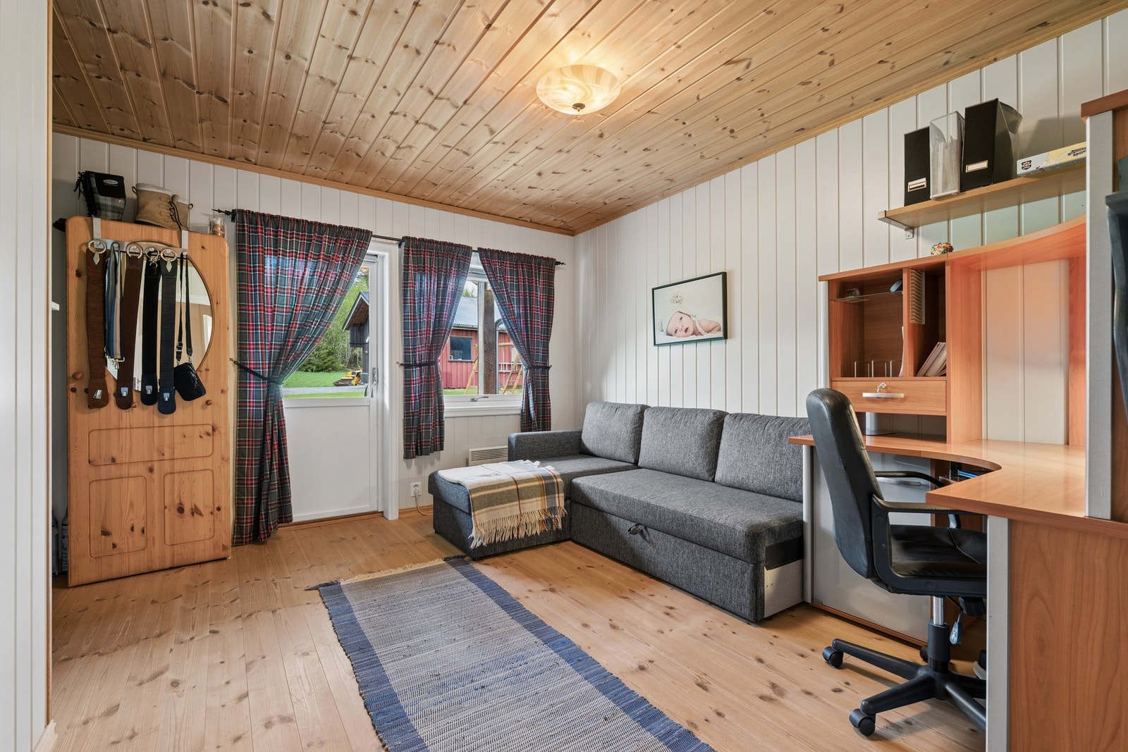 Fra boligens andre soverom er det utgang til en mindre terrasse på andre siden av huset. Galleribilde