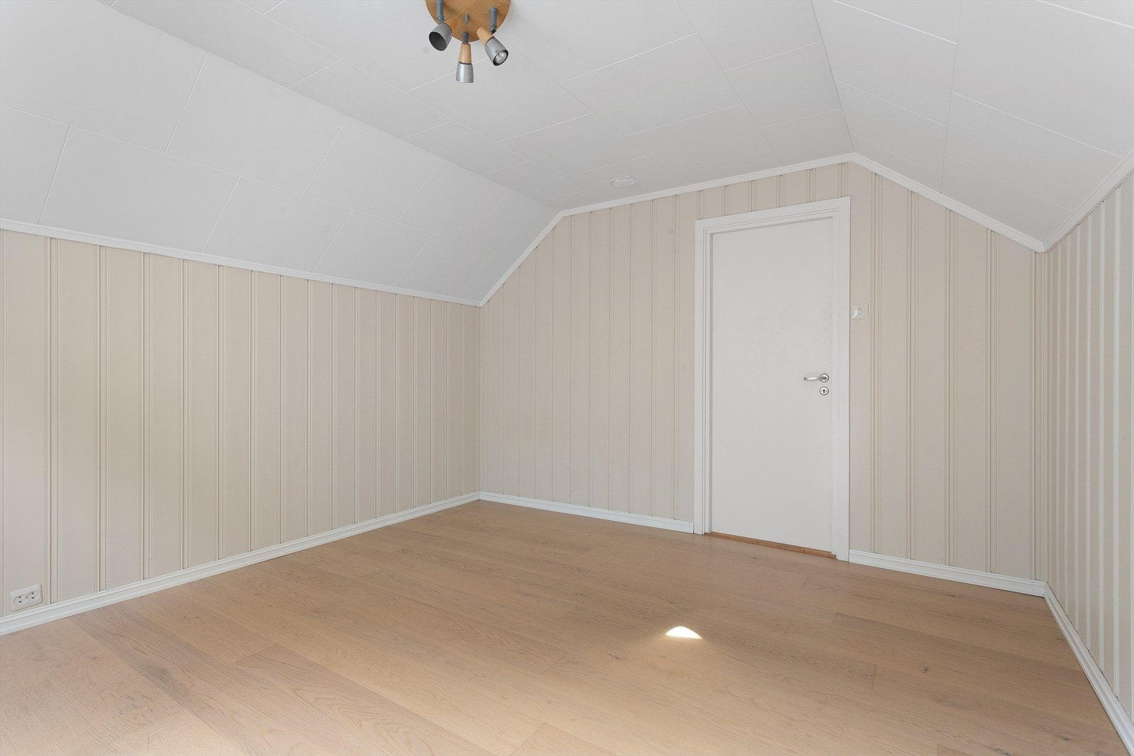 Rommet har parkettgulv og panelkledde vegger, som er gjennomgående for etasjen. Etasjen er ikke byggesøkt, og er som følge av dette ikke godkjent for bruk som soveromsareal slik den er innredet i dag. Galleribilde