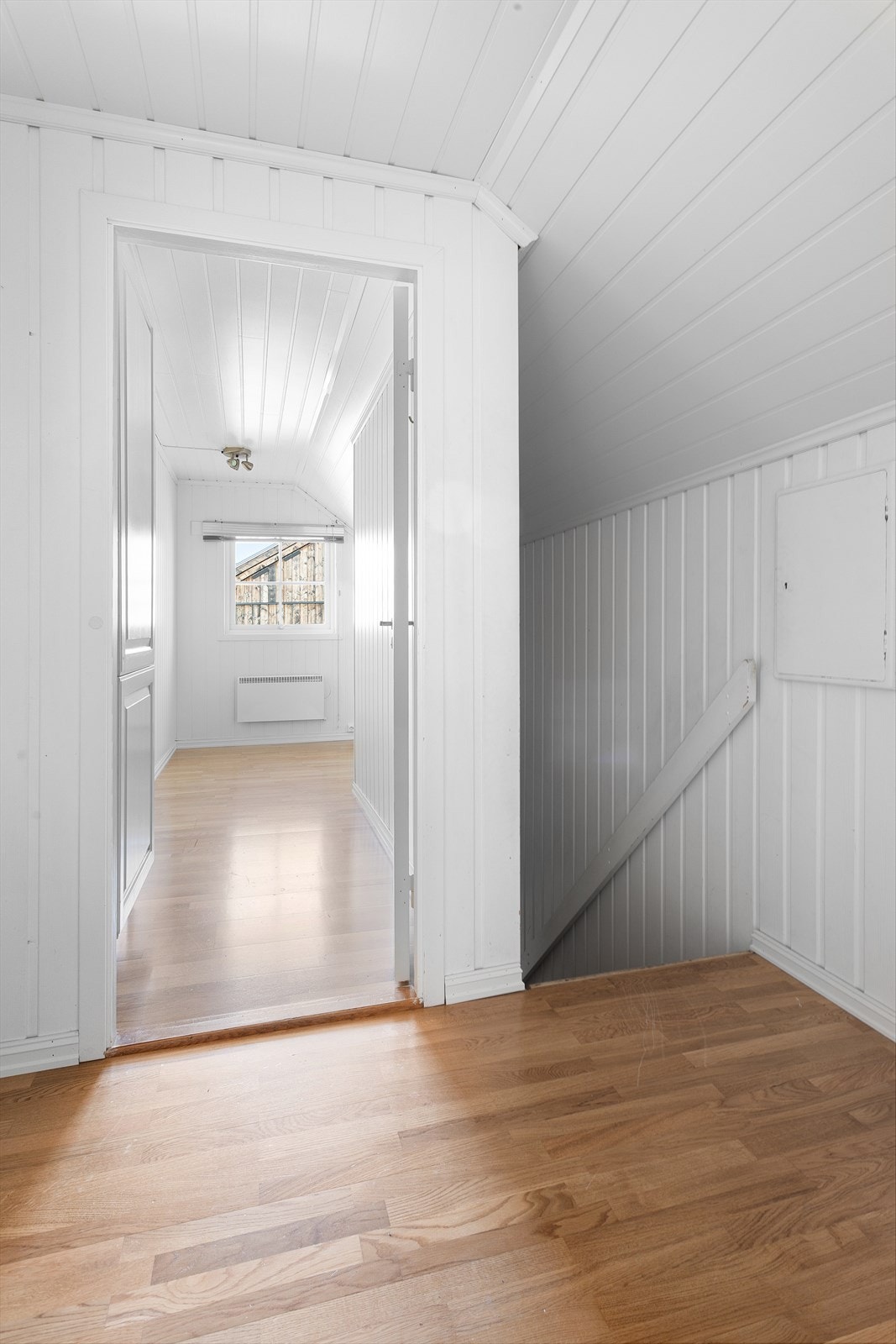 Lakkert tretrapp leder opp til andre etasje. Etasjen er ikke byggesøkt, og er som følge av dette ikke godkjent for bruk som soveromsareal slik den er innredet i dag. Galleribilde