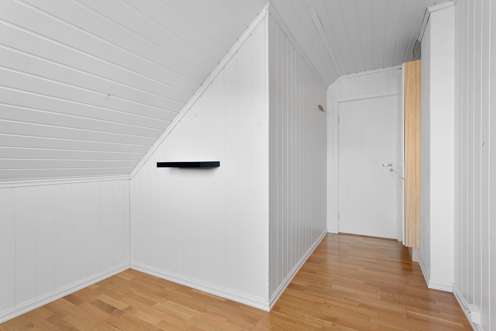 Etasjen er ikke byggesøkt, og er som følge av dette ikke godkjent for bruk som soveromsareal slik den er innredet i dag. Fra trappegangen i 2. etasje er det adkomst til tre rom benyttet som soverom. Galleribilde