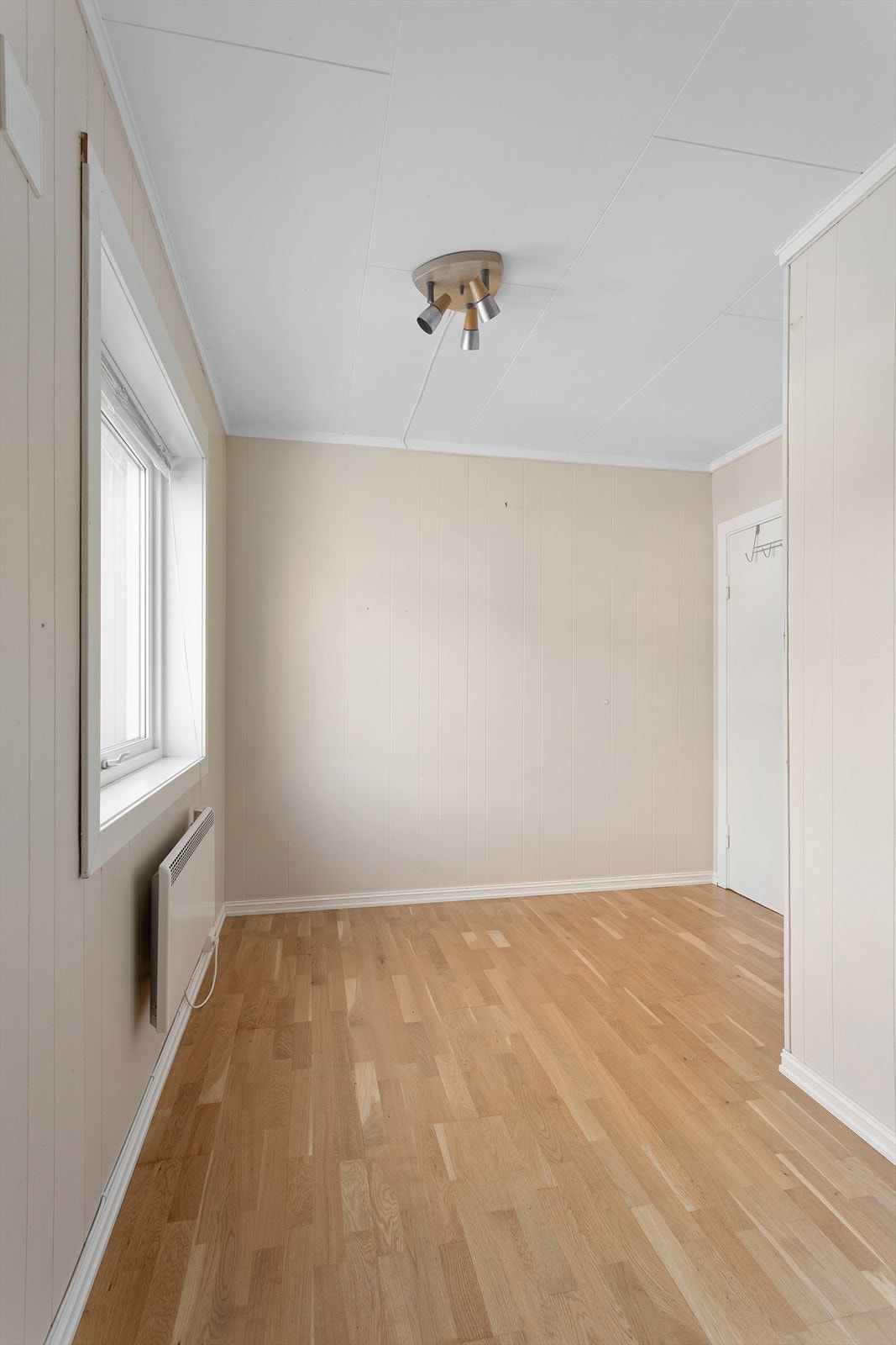 Det andre soverommet i etasjen, med plass til seng og garderobeløsning. Boligen har vært utsatt for en vannskade etter at bildene ble tatt. Det kan derfor forekomme avvik mellom bildene og boligens faktiske tilstand per i dag. Galleribilde