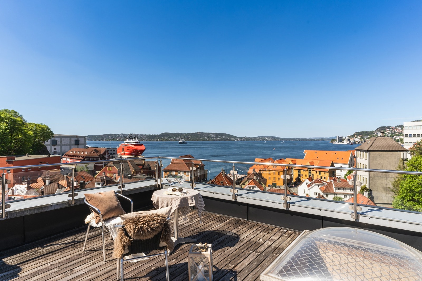 På takterrassen kan du nyte solen hele dagen midtsommers Galleribilde