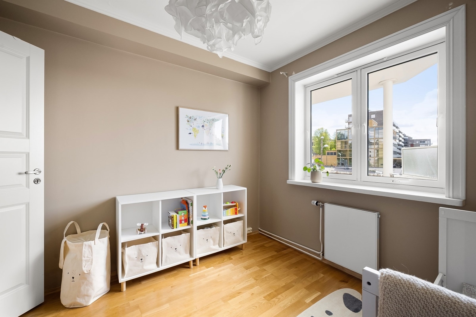 Også dette rommet har tre-stavs parkett og radiator tilknyttet fjernvarmen. Galleribilde