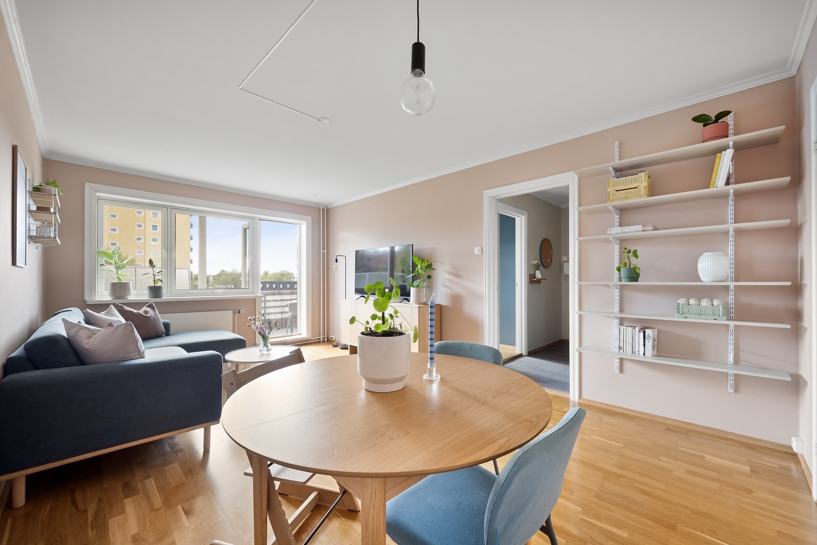 Stuen har god plass til både sofagruppe og spisebord. Galleribilde