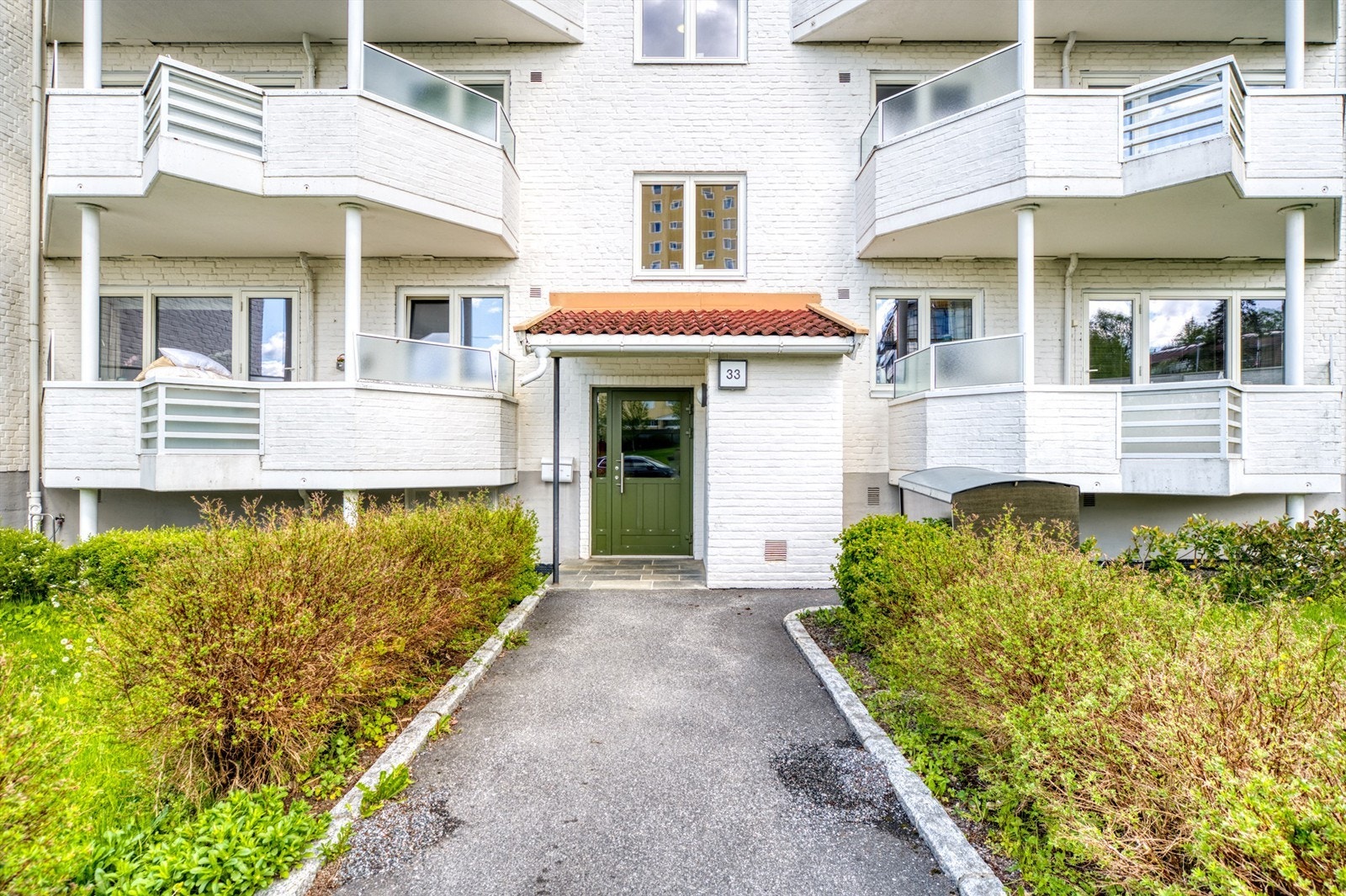 Bygget er fra 1954 og er en del av Oppsal borettslag. Felleskostnadene inkluderer blant annet fjernvarme, TV og internett. Galleribilde