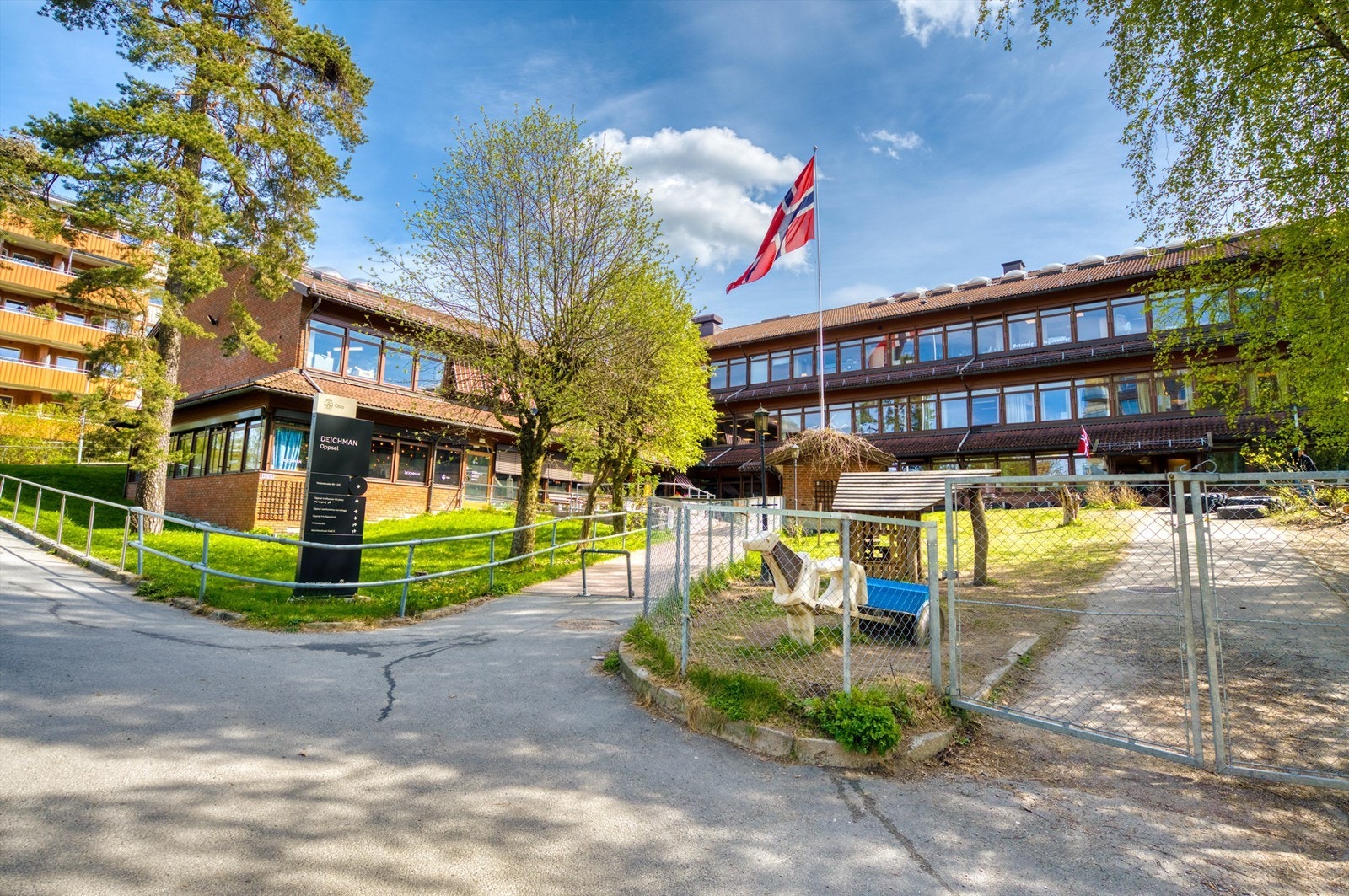 Like ved finner du også Deichman, søndagsåpen butikk og lokal restauranten Østensjø Havn med kulturelle innslag som konserter, quizkvelder o.l. Galleribilde