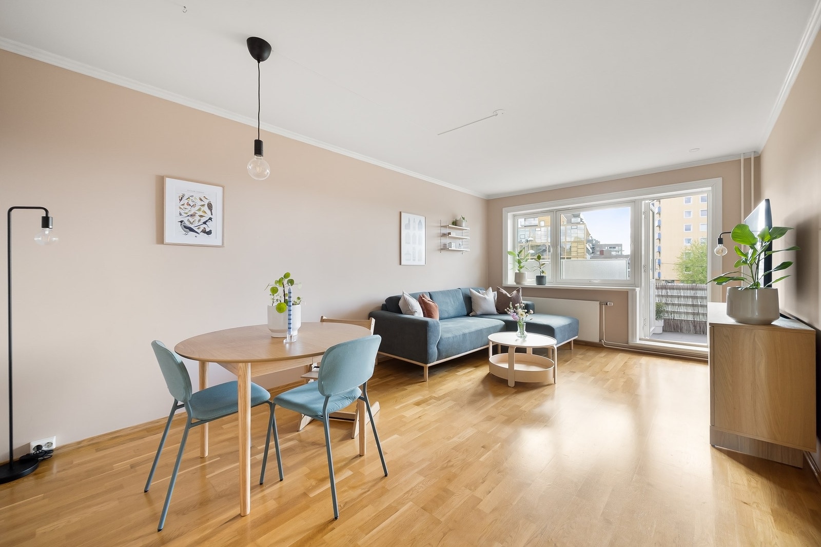 Dette er en lys og gjennomgående 3-roms endeleilighet med vinduer i tre retninger og stor, sydvendt balkong med lite innsyn. Foto: Martine Eren Jacobsen. Galleribilde