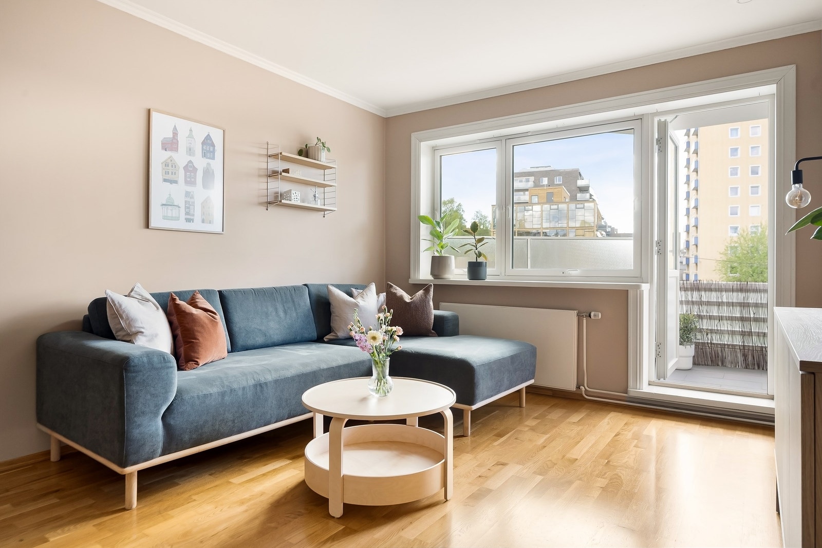 Fra stuen er det direkte utgang til den sydvendte balkongen på 10 m². Galleribilde