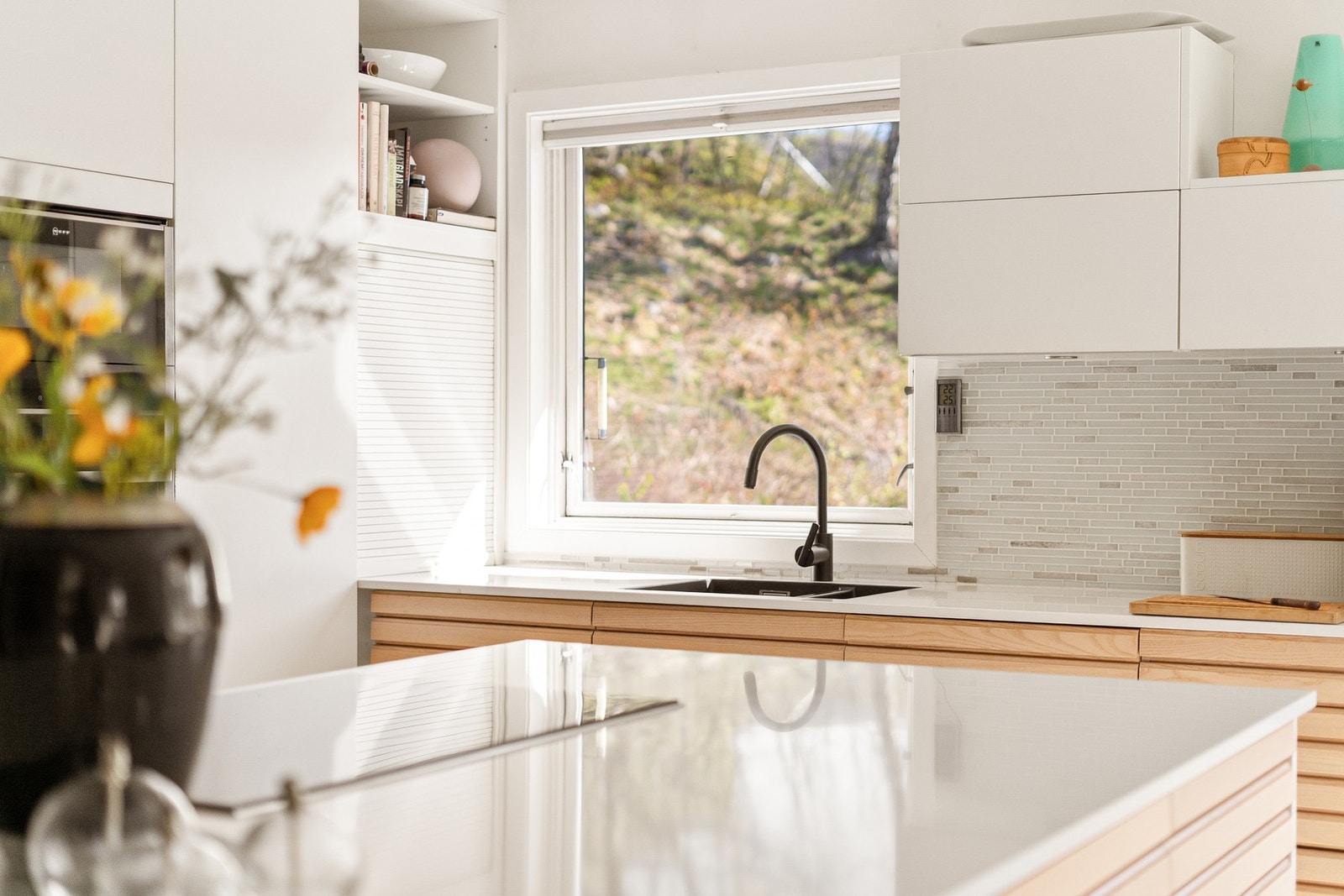 Store vindusflater slipper inn rikelig med naturlig lys Galleribilde