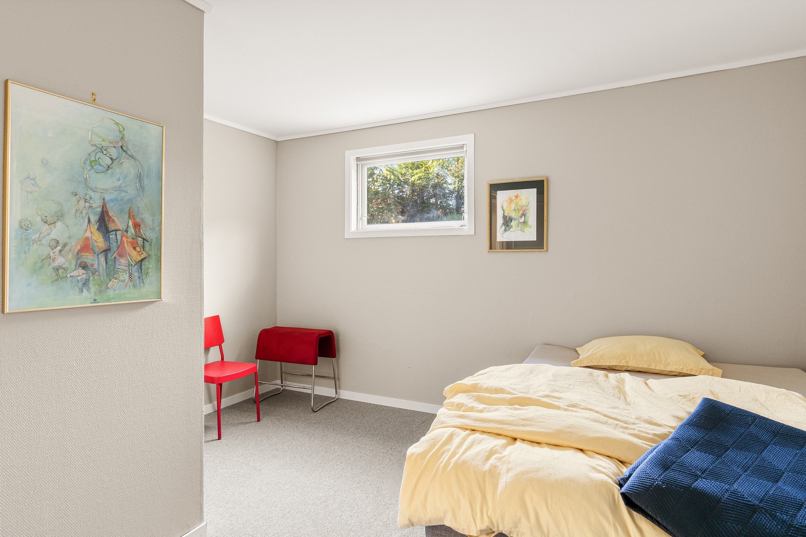 Kjellerstue/soverom med fine lysforhold. (ikke byggegodkjent). Galleribilde