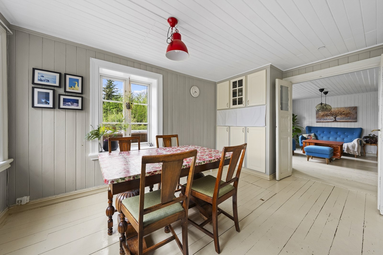 Det er god plass til spisebord på kjøkkenet Galleribilde