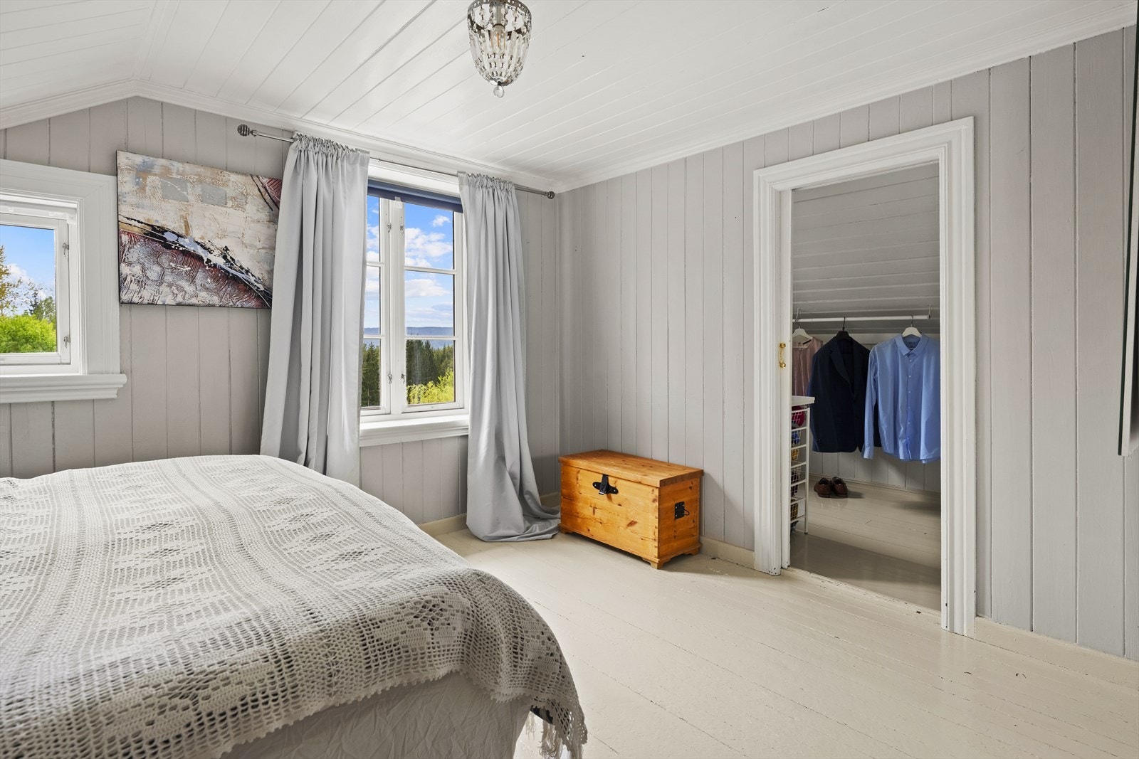 Hovedsoverommet har inngang til garderoberom Galleribilde