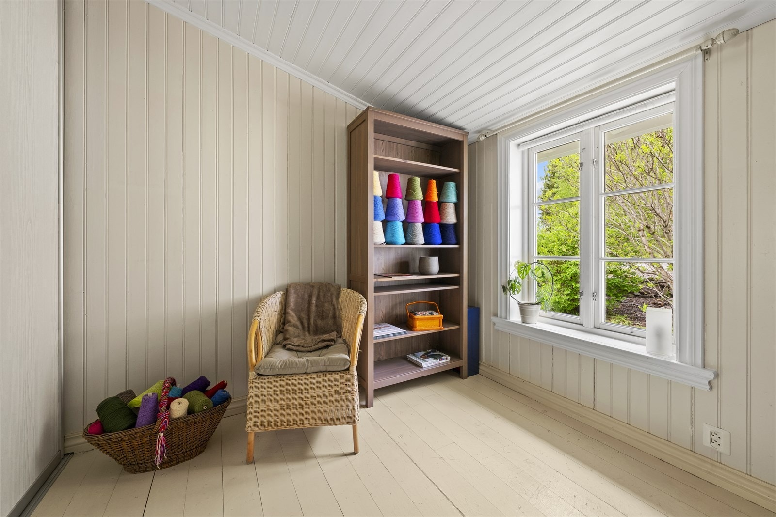 Soverom 5 med praktisk skyvedørsgarderobe Galleribilde