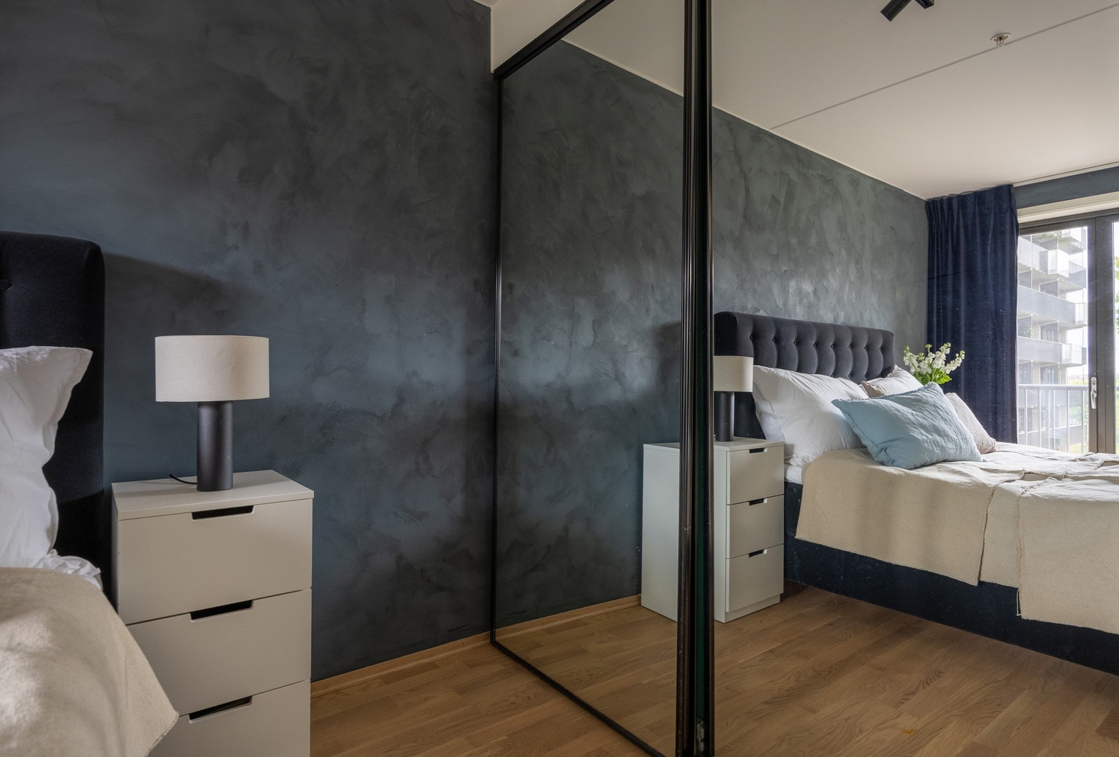 Rikelig med oppbevaringsplass i medfølgende garderobe. Galleribilde