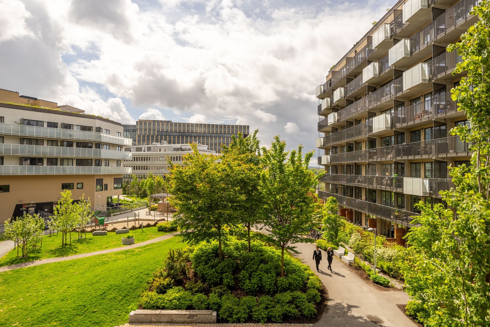 Bakgården er flott og parkmessig opparbeidet. Galleribilde
