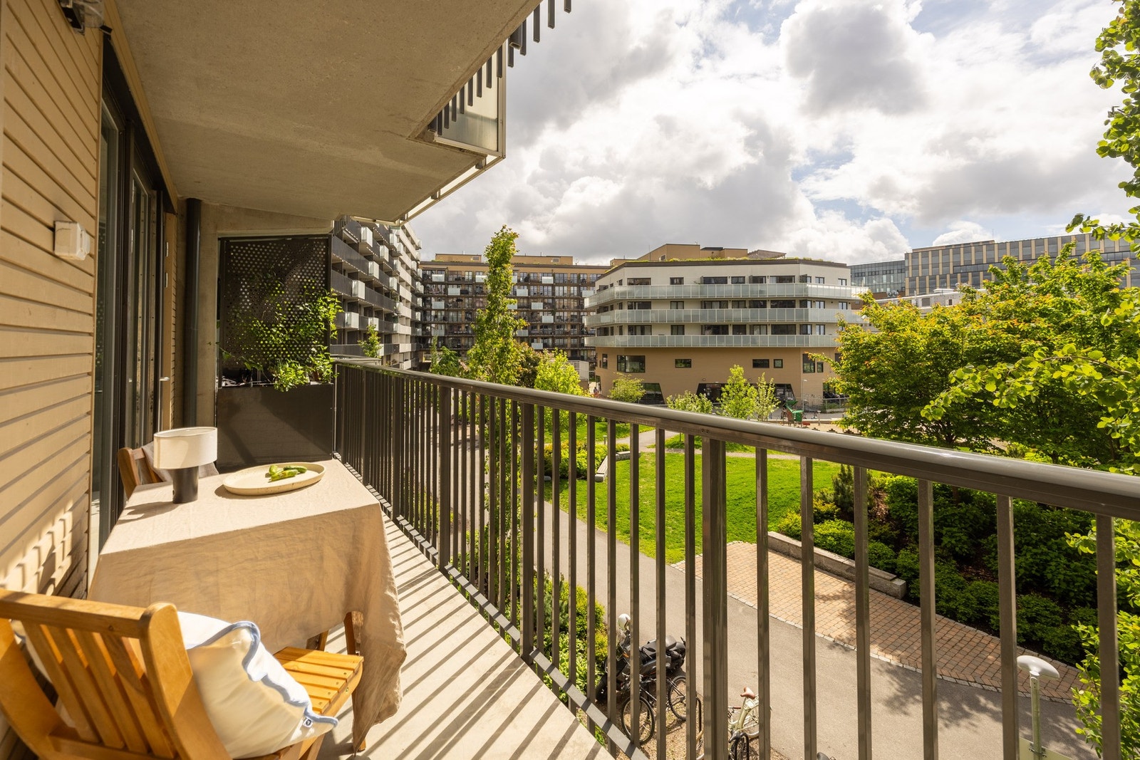Balkongen har god plass til ønsket utemøblement. Galleribilde