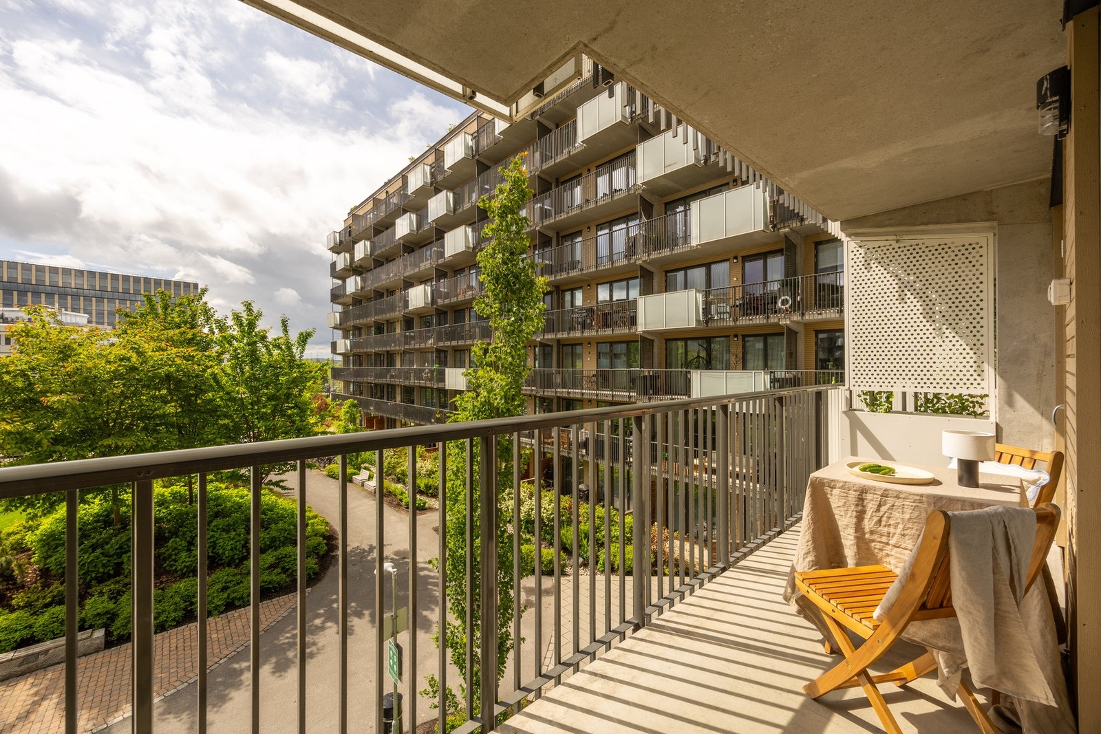 Leiligheten har en god internbeliggenhet og vender i sin helhet mot indre gårdsrom. Galleribilde