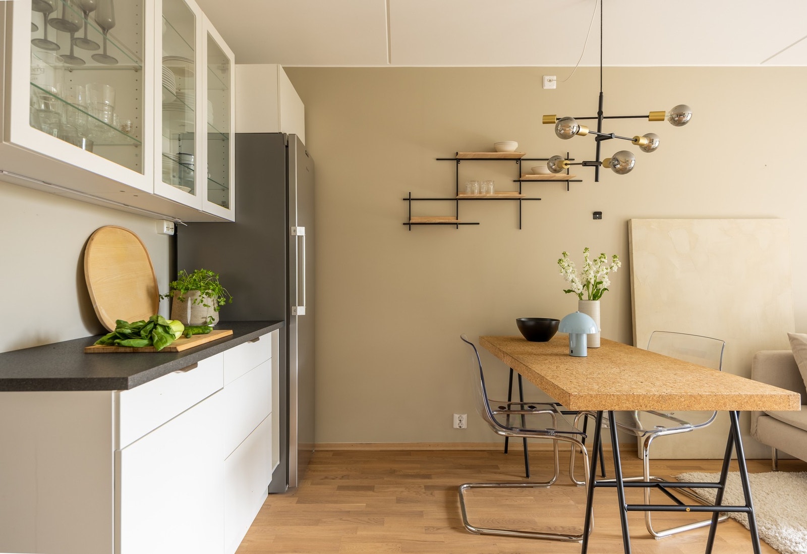 Det er god plass til å innrede med spisebord. Galleribilde