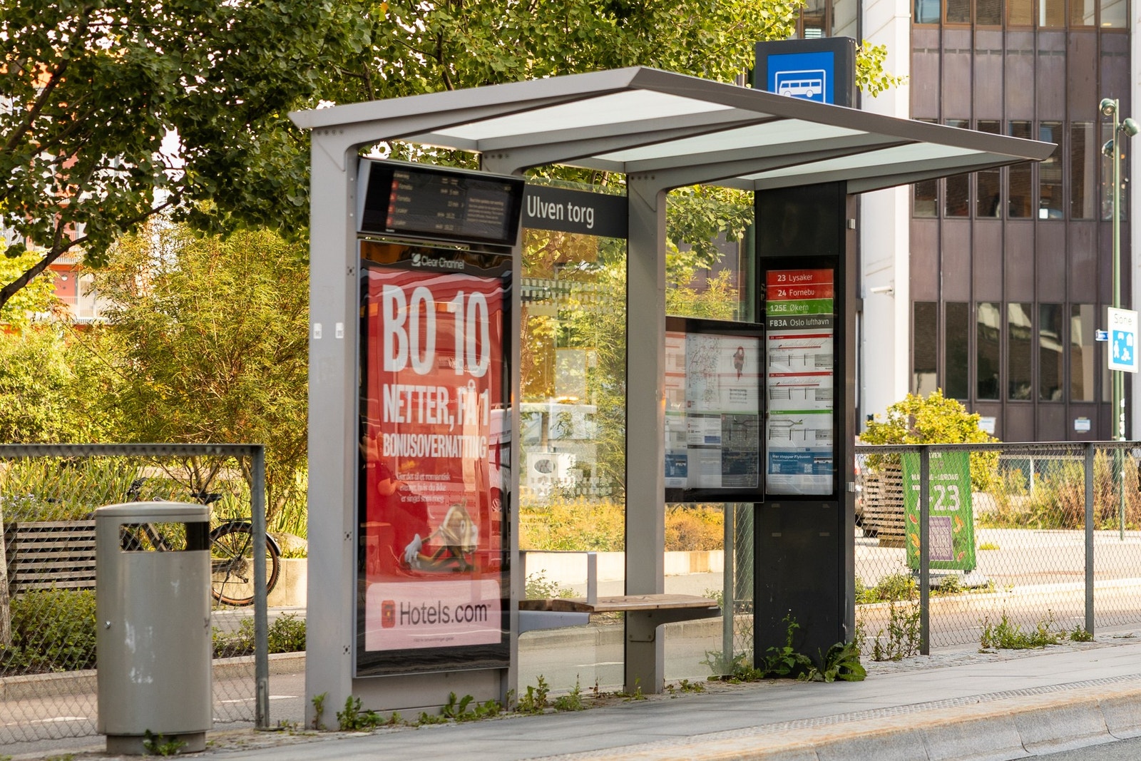 Busstopp like over gaten, samt kort vei til T-bane ved Økern T. Galleribilde
