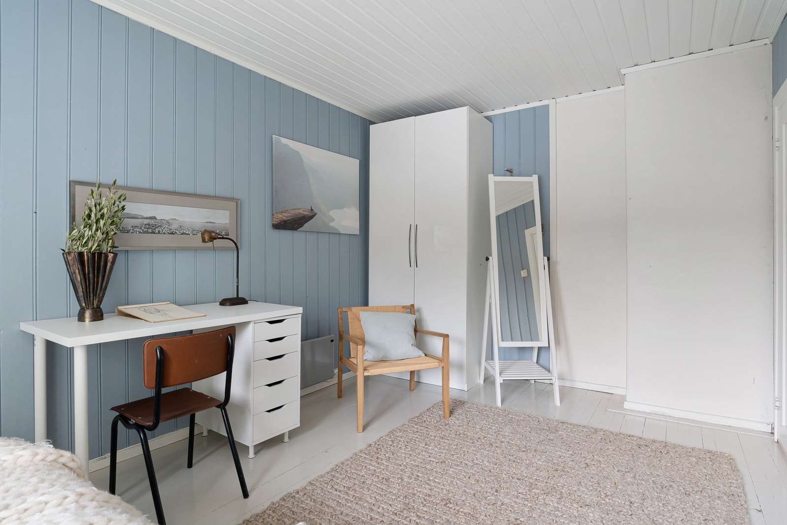 Her er det god plass til seng, garderobe og skrivebord. Galleribilde