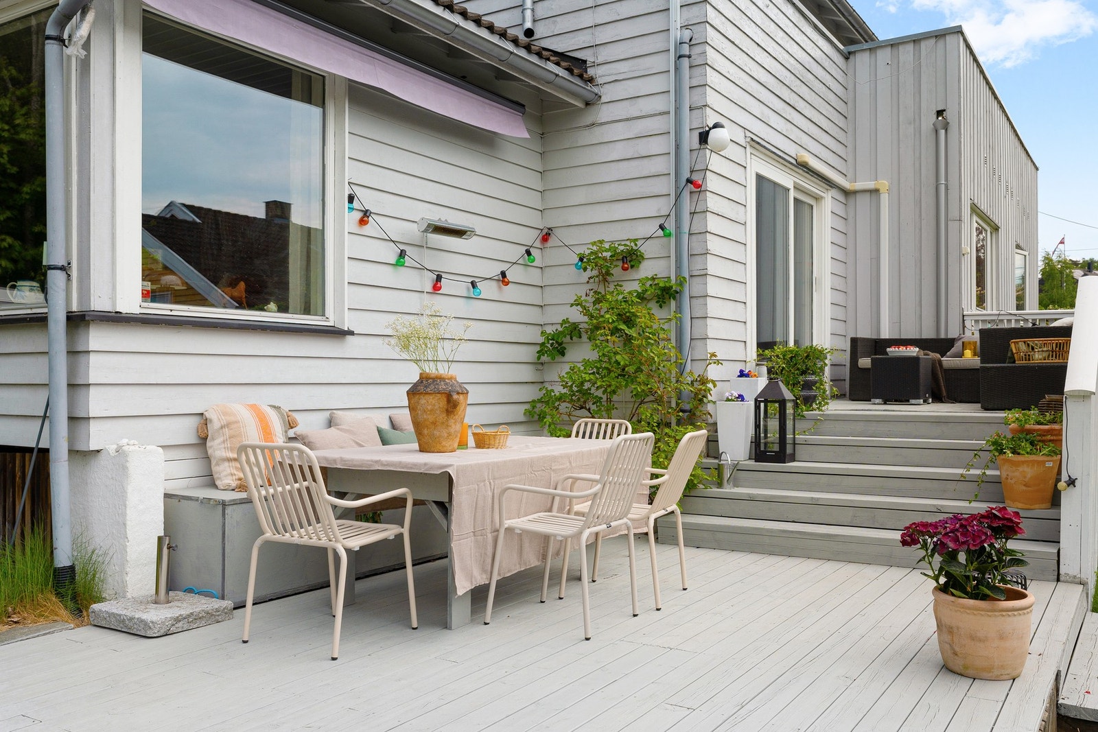 Det er plass til flere separate loungegrupper ute. Galleribilde