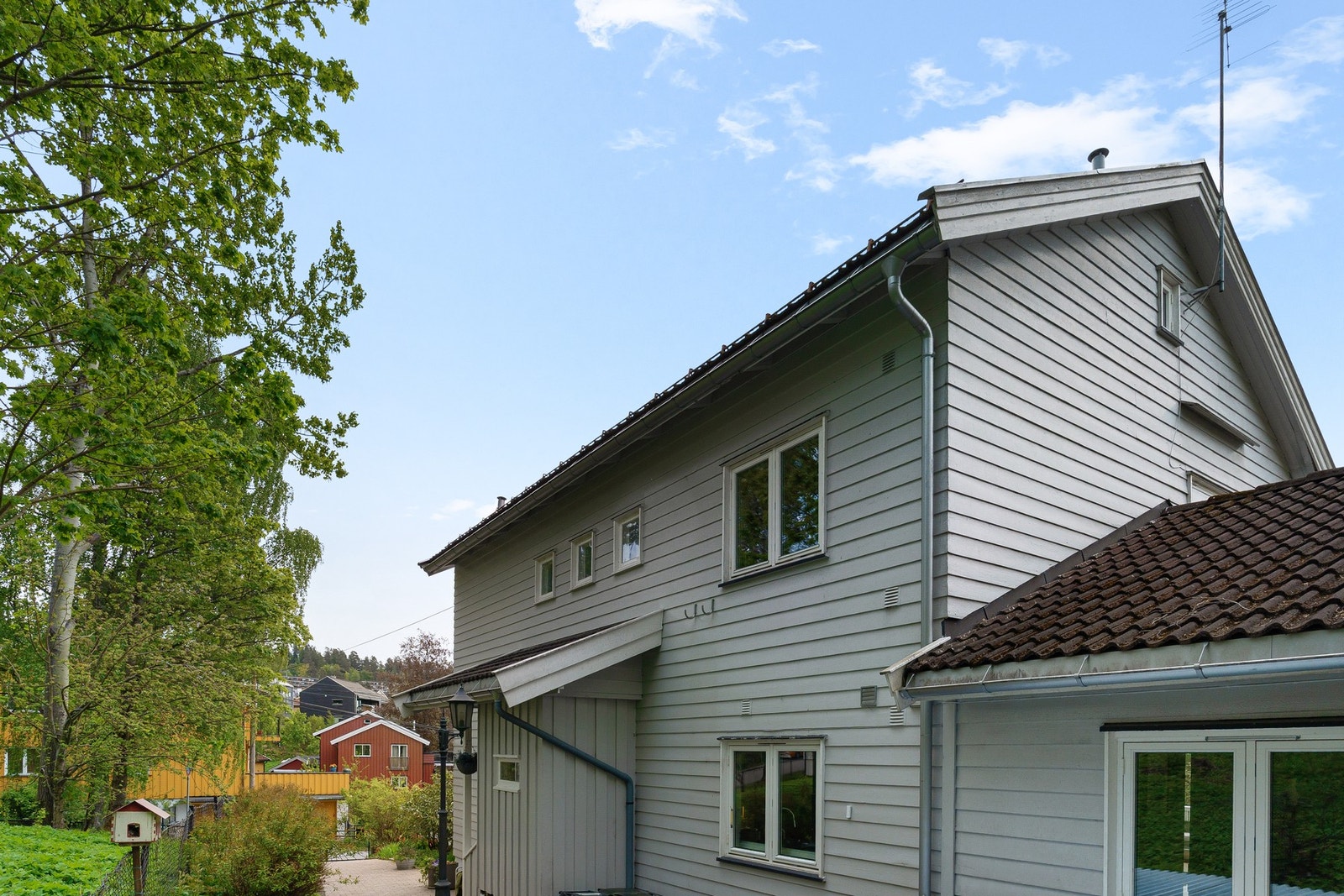 Boligen er i dag benyttet som en enebolig, men er seksjonert som vertikaldelt tomannsbolig. Planløsningen gjør det enkelt å etablere to separate boenheter med egne innganger og naturlig adskilte uteområder/hager. Galleribilde