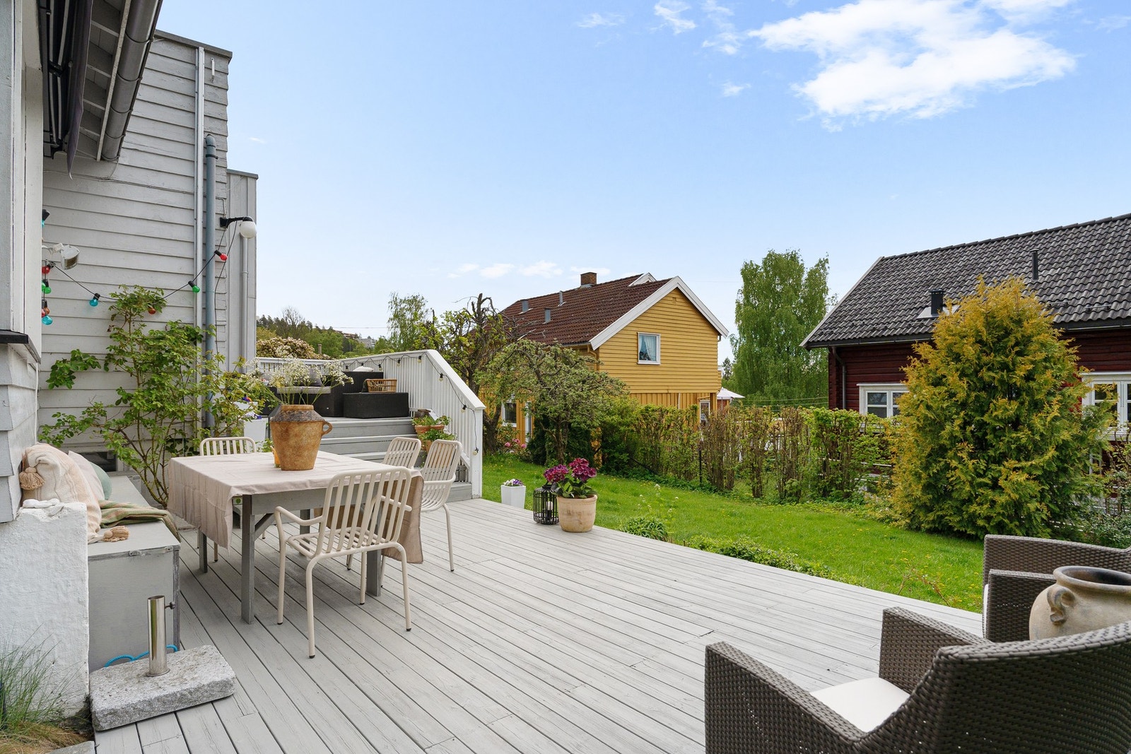 Hagen er stor og frodig, med frukttrær, bærbusker, blomster og flere hyggelige soner for både lek og avslapning. Galleribilde