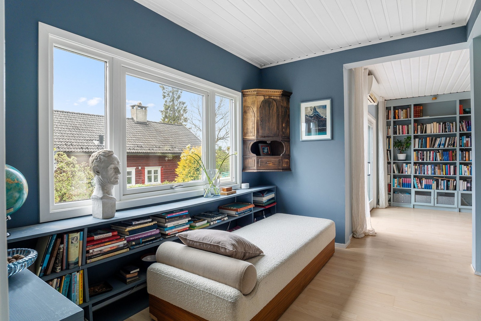 Stuen tar deg videre inn til et rom som enkelt kan benyttes som gjesterom, lekerom eller annet. Galleribilde