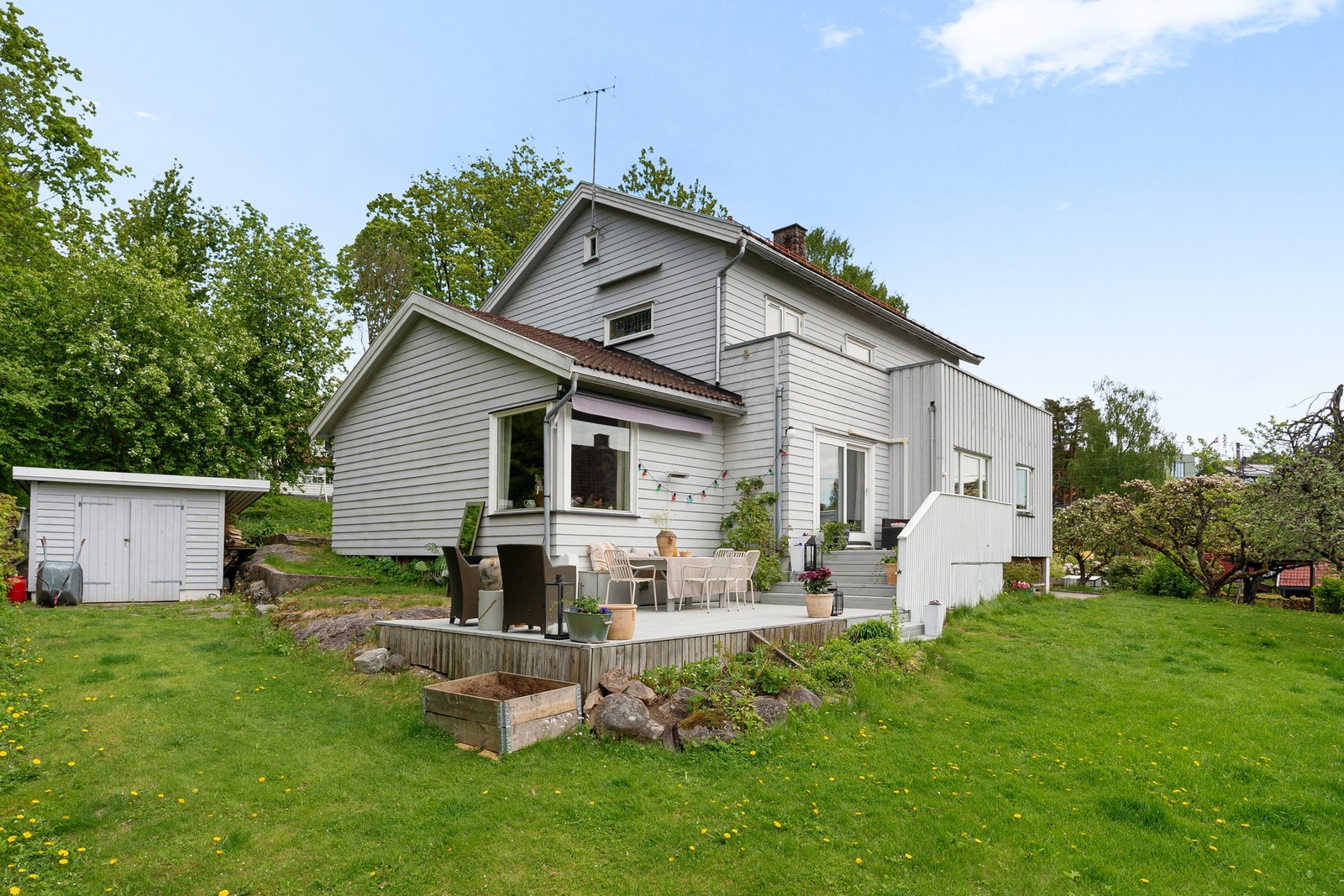 Velkommen til en stor, varm og innholdsrik familiebolig med fantastisk beliggenhet! Galleribilde