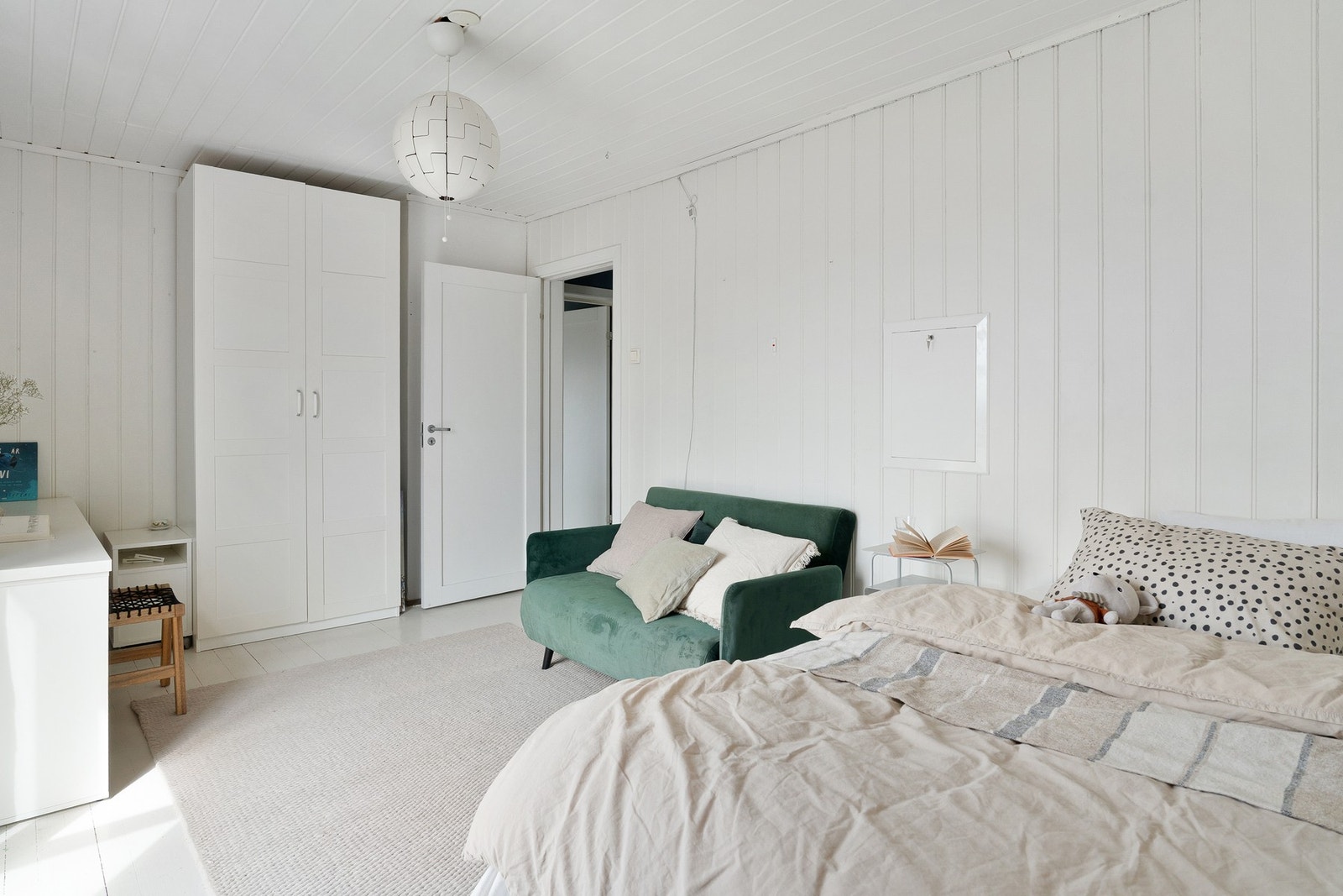 Med totalt fire soverom i denne etasjen ligger det godt til rette for en fleksibel og familievennlig bruk av boligen, samtidig som etasjeplanet oppleves rolig og godt disponert. Galleribilde